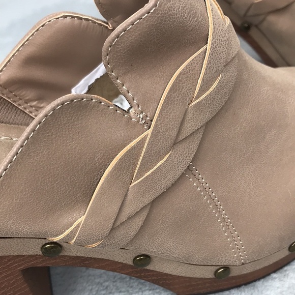 Mia Taupe Man Made Uppers Clogs Size 11 NWOT - Picture 3 of 11